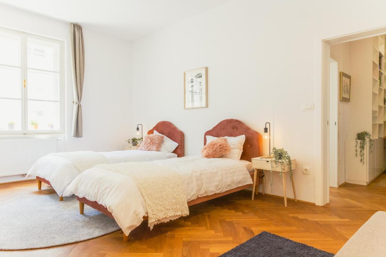 Top Location City Centre Condo In Historic Building With Free Garage Parking Ljubljana Dış mekan fotoğraf