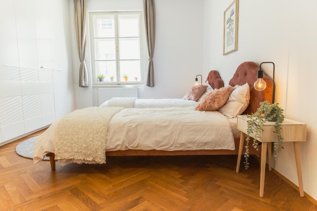 Top Location City Centre Condo In Historic Building With Free Garage Parking Ljubljana Dış mekan fotoğraf