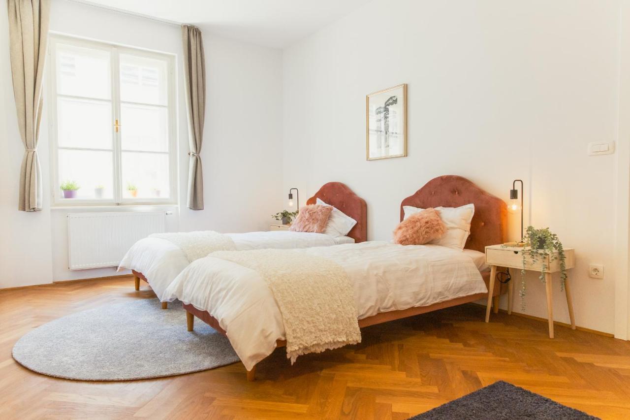 Top Location City Centre Condo In Historic Building With Free Garage Parking Ljubljana Dış mekan fotoğraf