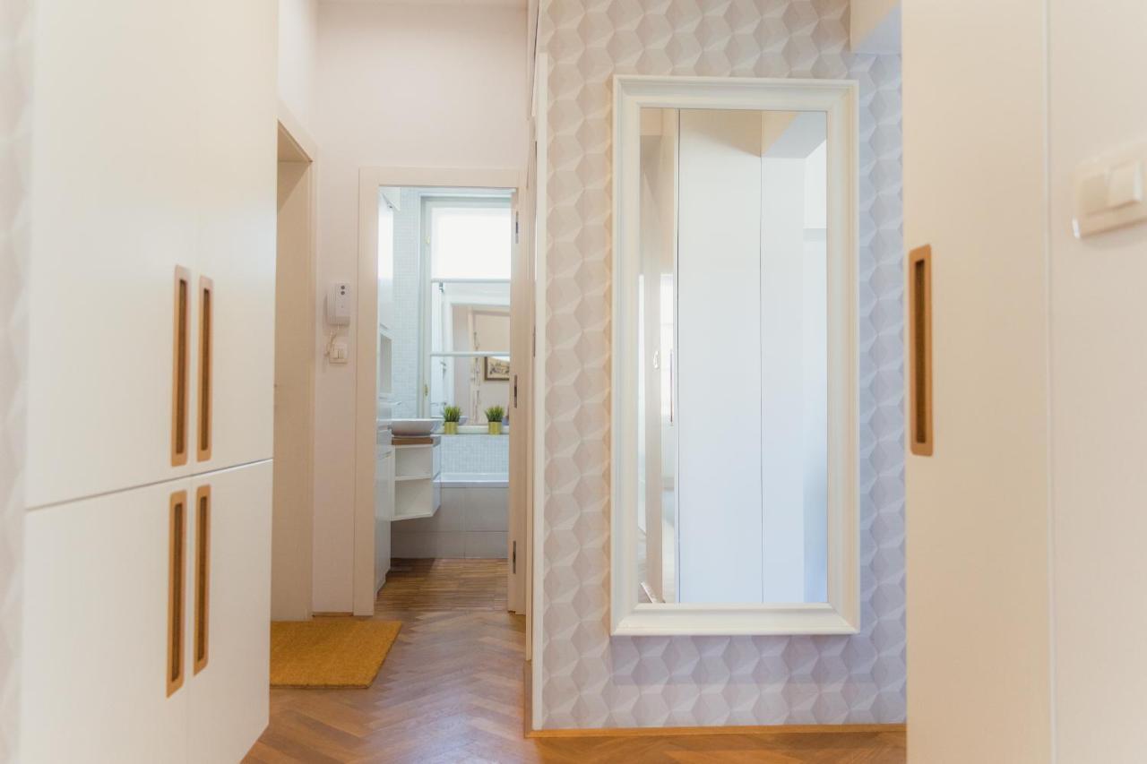 Top Location City Centre Condo In Historic Building With Free Garage Parking Ljubljana Dış mekan fotoğraf